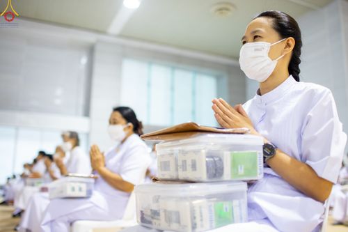 ภาพ No.84470:พิธีถวายผ้าอาบน้ำฝนและประทีปโคมไฟ ในวันอาสาฬหบูชา ณ ห้องแก้วสารพัดนึก 1 วัดพระธรรมกาย วันอังคารที่ 1 สิงหาคม พ.ศ. 2566