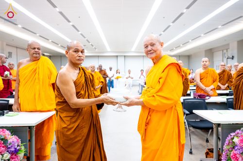 ภาพ No.323362:หลวงพ่อทัตตชีโว รองเจ้าอาวาสวัดพระธรรมกาย ถวายการต้อนรับปฏิสันถารคณะสงฆ์จากประเทศศรีลังกา