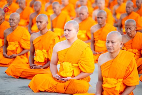 ภาพ No.285189:วันจันทร์ที่ 15 ธันวาคม พ.ศ.2568  บันทึกภาพหมู่ประวัติศาสตร์ โครงการบรรพชาอุปสมบทหมู่  รุ่นบูชาธรรมมหาปูชนียาจารย์ ประจำปี 2568 ณ ลานธรรมมหาธรรมกายเจดีย์ วัดพระธรรมกาย