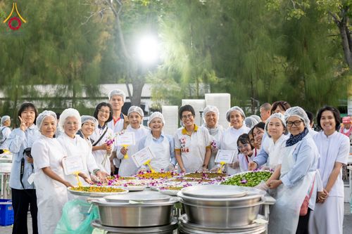 ภาพ No.288823:วันที่ 6 มกราคม พ.ศ. 2569 พิธีถวายภัตตาหารเป็นสังฆทาน แด่พระธรรมยาตรา ในโครงการธรรมยาตรา กตัญญูบูชา มหาปูชนียาจารย์ พระมงคลเทพมุนี(สด จนฺทสโร) พระผู้ปราบมาร อนุสรณ์สถาน 7 แห่ง ปีที่ 14 ณ อนุสรณ์สถานมหาวิหารพระมงคลเทพมุนี (โลตัสแลนด์) อ.สองพี่น้อง จ.สุพรร