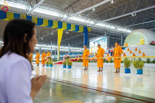 ภาพ No.86410:วันธรรมชัย ปีที่ 55 พิธีทอดผ้าป่ากฐินสมทบครั้งที่1, พิธีเจริญพุทธมนต์ ลูกนิมิตมหาสมบัติฯ พิธีจุดประทีป,พิธีฉลองชัยสวดมนต์บทธัมมจักกัปปวัตนสูตร วันอาทิตย์ที่ 27 สิงหาคม พ.ศ.2566 ณ สภาธรรมกายสากล / มหารัตนวิหารคด วัดพระธรรมกาย