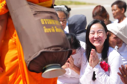 ภาพ No.304596:วันที่ 25 มกราคม พ.ศ. 2569 พิธีต้อนรับพระธรรมยาตรา (ภาพชุดที่ 2) รร.สามัคคีราษฏร์บำรุง-วัดพระธรรมกาย ในโครงการธรรมยาตรา กตัญญูบูชา มหาปูชนียาจารย์ พระมงคลเทพมุนี(สด จนฺทสโร) พระผู้ปราบมาร อนุสรณ์สถาน 7 แห่ง ปีที่ 14