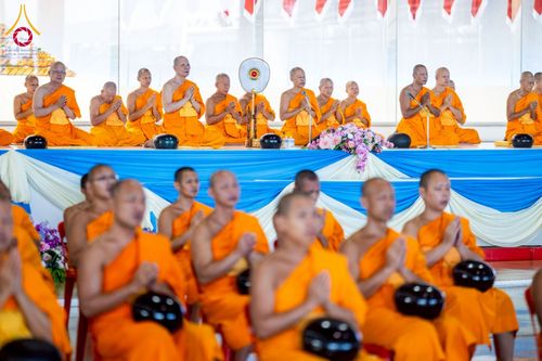 ภาพ No.215182:วันอาทิตย์ต้นเดือนที่ 6 เมษายน พ.ศ. 2568 พิธีตักบาตรข้าวสารอาหารแห้ง ณ บ้านแก้วเรือนทองคุณยาย สภาธรรมกายสากล วัดพระธรรมกาย