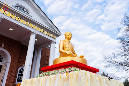 ภาพ No.319067:วันที่ 29 มีนาคม พ.ศ.2569 พิธีอัญเชิญรูปหล่อพระมงคลเทพมุนี (สด จนฺทสโร) ประดิษฐาน ณ ห้องปฏิบัติธรรม “มงคลรัตนโชติ”  วัดพระธรรมกายชิคาโก ประเทศสหรัฐอเมริกา