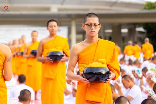 ภาพ No.341007:วันที่ 26 กรกฎาคม พ.ศ. 2569 โครงการพัฒนาคุณธรรม จริยธรรม สำหรับนักเรียนนายสิบตำรวจ (นสต.) รุ่นที่ 17 ศูนย์ฝึกอบรมตำรวจภูธรภาค 1 ได้จัดกิจกรรม ตักบาตรเพื่อน้อมอุทิศถวายเพื่อเป็นพระราชกุศลฯ  และปฏิบัติธรรม ติวธรรมมะ ณ ศูนย์ปฏิบัติธรรมเวิล์ดพีช วัลเล่ย์ (Wo