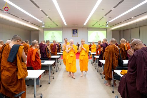 ภาพ No.325607:วันที่ 24 เมษายน พ.ศ.2569 หลวงพ่อทัตตชีโว รองเจ้าอาวาสวัดพระธรรมกาย ถวายการต้อนรับและปฏิสันถารคณะสงฆ์เมียนมาร์