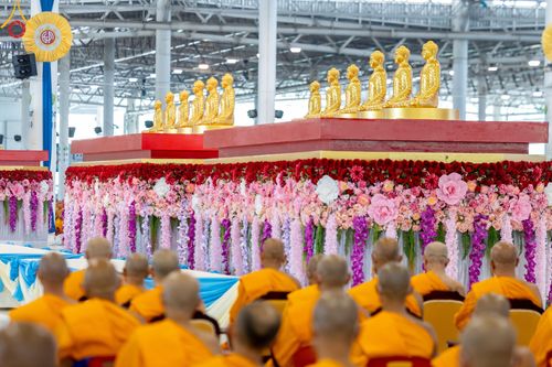 ภาพ No.78940:พิธีตักบาตร ข้าวสารอาหารแห้ง พิธีบูชาข้าวพระ ในวันอาทิตย์ต้นเดือนที่ 2 เมษายน พ.ศ. 2566