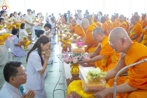ภาพ No.205775:พิธีสวดพระพุทธมนต์ และถวายภัตตาหารเมนูสวรรค์แด่พระภิกษุ สามเณร วันจันทร์ที่ 3 กุมภาพันธ์ พ.ศ. 2568 ณ หอฉันคุณยายอาจารย์ฯ วัดพระธรรมกาย