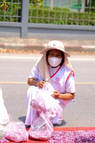 ภาพ No.130097:V.34 เพื่อธรรมเพื่อบางกล่ำ การรับบุญของเจ้าหน้าที่หน่วยงานต่างๆ  เพื่องานธรรมยาตราอัญเชิญพระบรมสารีริกธาตุ ประดิษฐาน ณ มหารัตนเจดีย์สิริปทุมสวรรค์ (เจดีย์อริยพุทธะ 5 พระองค์) ณ ศูนย์ปฏิบัติธรรมภาคใต้ อ.บางกล่ำ จ.สงขลา ระหว่างวันที่ 9-10 มีนาคม พ.ศ. 2567