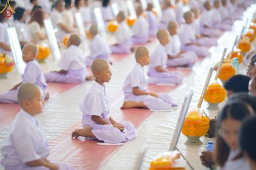 ภาพ No.215044:วันเสาร์ที่ 5 เมษายน พ.ศ. 2568 พิธีเวียนประทักษิณรอบพระมหาธรรมกายเจดีย์  พิธีวันทาเจดีย์ พิธีขอขมาและมอบผ้าไตร ในโครงการบรรพชาสามเณรฟื้นฟูพระพุทธศาสนาทั่วไทย , โครงการหน่อแก้วเปรียญธรรม รุ่นที่ 13 ,  โครงการสามเณรยุวธรรมทายาท รุ่นที่ 33 , โครงการสามเณรมั