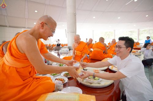 ภาพ No.247476:วันจันทร์ที่ 22 กันยายน พ.ศ. 2568 (วันพระ แรม 15 ค่ำ เดือน 10) พิธีบุพเปตพลี ครั้งที่ 170 ร่วมอุทิศบุญแด่หมู่ญาติที่ล่วงลับไปแล้ว และสืบทอดอายุพระพุทธศาสนา ณ หอฉันคุณยายอาจารย์ฯ วัดพระธรรมกาย