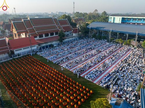 ภาพ No.197732:พิธีตักบาตรพระธรรมยาตรา ณ อนุสรณ์สถานลำดับที่ 4 สถานที่เกิดด้วยกายธรรม วัดโบสถ์(บน) ต.บางคูเวียง จ.นนทบุรี ในโครงการธรรมยาตรา กตัญญูบูชา มหาปูชนียาจารย์ พระมงคลเทพมุนี(สด จนฺทสโร) พระผู้ปราบมาร อนุสรณ์สถาน 7 แห่ง ปีที่ 13 วันที่ 19 มกราคม พ.ศ. 2568