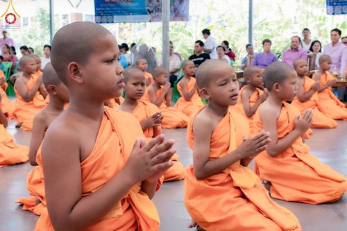 ภาพ No.133536:พิธีขอขมารับผ้าไตร, พิธีบรรพชาสามเณร, สามเณรออกบิณฑบาต ในโครงการบรรพชาสามเณร ฟื้นฟูพระพุทธศาสนาทั่วไทย  ณ ศูนย์ปฏิบัติธรรม และอบรมเยาวชนเมืองยะลา วันที่ 3 เมษายน พ.ศ. 2567