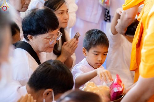 ภาพ No.151092:พิธีตักบาตร ในวันอาทิตย์ต้นเดือน วันที่ 1 กันยายน พ.ศ. 2567 ณ สภาธรรมกายสากล วัดพระธรรมกาย