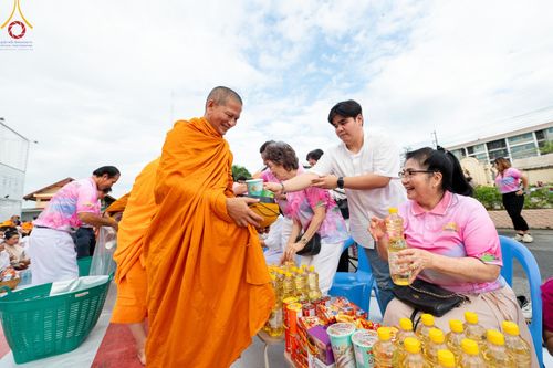 ภาพ No.150894:พิธีเจริญพระพุทธมนต์ และทำบุญตักบาตรแด่คณะสงฆ์ จำนวน 121 รูป เนื่องในโอกาสฉลองครบรอบ 120 ปี อำเภอคลองหลวง จังหวัดปทุมธานี เพื่อถวายเป็นพุทธบูชา ช่วยเหลือผู้ประสบความเดือดร้อนจากอุทกภัย และคณะสงฆ์ 323 วัด 4 จังหวัดชายแดนภาคใต้ วันเสาร์ที่ 31 สิงหาคม พ.ศ. 