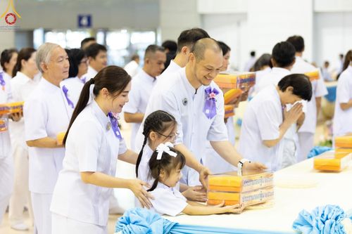 ภาพ No.167795:พิธีทอดกฐิน และ พิธีกรานกฐิน ในวันอาทิตย์ที่ 3 พฤศจิกายน พ.ศ. 2567 ณ วัดพระธรรมกาย จ.ปทุมธานี