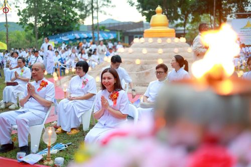 ภาพ No.238439:วันเสาร์ที่ 9 สิงหาคม พ.ศ. 2568 พิธีกลั่นแผ่นดิน โปรยทราย และจุดประทีปถวายเป็นพุทธบูชา จ.ระยอง สถาปนาองค์พระเจดีย์เพื่อสร้างสันติภาพโลก ณ ศูนย์ปฏิบัติธรรมระยอง(บ้านช่องลม) ต.บางบุตร อ.บ้านค่าย จ.ระยอง