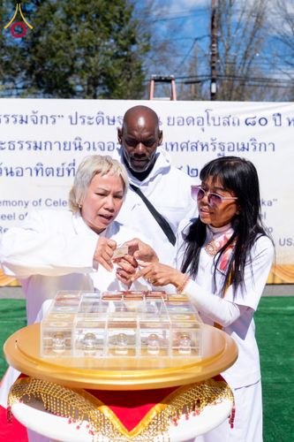 ภาพ No.62471:คณะศิษยานุศิษย์รวมใจสถาปนาและสมโภช ธรรมจักร เพื่ออัญเชิญประดิษฐาน ณ ยอดอุโบสถ 80 ปี หลวงพ่อธัมมชโย วัดพระธรรมกายนิวเจอร์ซี ประเทศสหรัฐอเมริกา  วันอาทิตย์ที่ 7 เมษายน พ.ศ. 2567