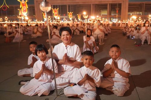 ภาพ No.77287:พิธีจุดมาฆประทีป ในวันมาฆบูชา อาทิตย์ต้นเดือนที่ 6 มีนาคม พ.ศ. 2566 ณ วัดพระธรรมกาย อ.คลองหลวง จ.ปทุมธานี