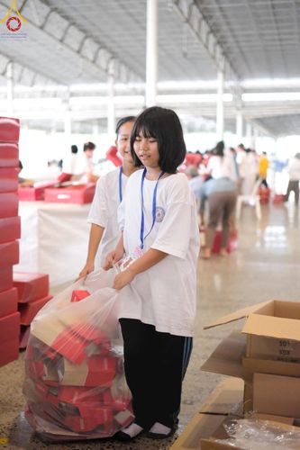 ภาพ No.212350:วันพุธที่ 19 มีนาคม พ.ศ. 2568 การบรรจุไทยธรรมลงกล่องสำเร็จ 43,500 กล่อง เพื่อถวายแด่พระสังฆาธิการ 40,000 กว่าวัดทั่วไทย ในวันคุ้มครองโลก 22 เมษายน พ.ศ. 2568 ณ บ้านแก้วเรือนทองคุณยายฯ วัดพระธรรมกาย