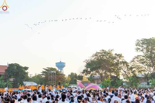 ภาพ No.112794:พิธีตักบาตรพระธรรมยาตราฯ ณ วัดสองพี่น้อง จ.สุพรรณบุรี วันที่ 15 มกราคม พ.ศ. 2567