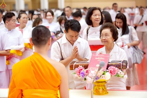 ภาพ No.228412:วันอาทิตย์ที่ 8 มิถุนายน พ.ศ. 2568 พิธีถวายทุนสนับสนุนพระไตรปิฎกฉบับธรรมชัย และอนุรักษ์คัมภีร์โบราณ ณ ห้องแก้วสารพัดนึก 2 วัดพระธรรมกาย