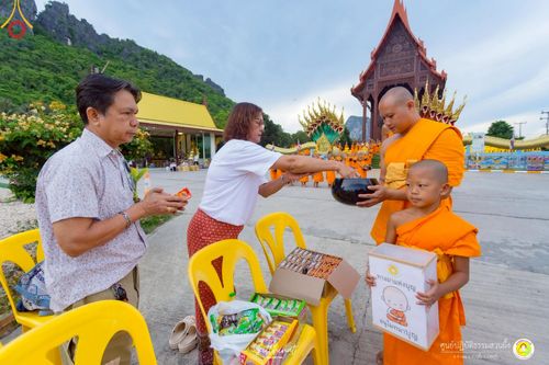 ภาพ No.222241:วันที่ 26-27 เมษายน พ.ศ. 2568 ศูนย์ปฏิบัติธรรมสวนผึ้ง ร่วมกับ ธุดงค์คสถานประจวบคีรีขันธ์ และวัดอ่าวน้อย  จัดกิจกรรมเดินธรรมยาตรา ตักบาตรข้าวสารอาหารแห้ง และจุดประทีปถวายเป็นพุทธบูชา ณ วัดอ่าวน้อย จ.ประจวบคีรีขันธ์