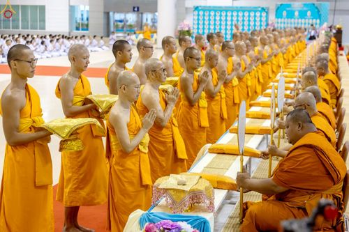 ภาพ No.233861:วันเสาร์ที่ 19 กรกฎาคม พ.ศ.2568 วันมหารำลึก ครั้งที่ 35 พิธีรำลึกถึงนักสร้างบารมี , พิธีสวดพระพุทธมนต์ , พิธีทอดผ้าบังสกุลและถวายไทยธรรม วัดพระธรรมกาย