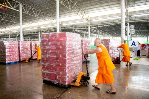 ภาพ No.214426:วันที่ 29 มีนาคม พ.ศ.2568 กิจกรรมใส่ถุงซิปกล่องไทยธรรม เพื่อรักษาความประณีตของกล่องไทยธรรม ในทุกสภาพอากาศ ณ บ้านแก้วเรือนทองคุณยาย วัดพระธรรมกาย