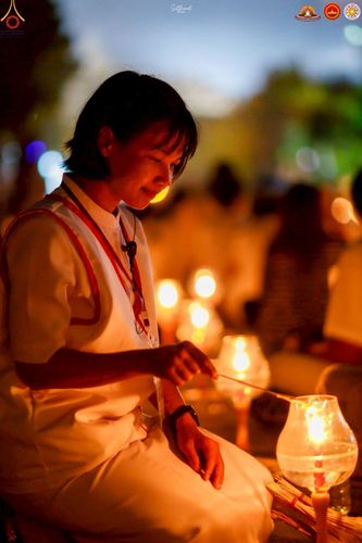 ภาพ No.224571:วันจันทร์ที่ 12 พฤษภาคม พ.ศ. 2568  ชาวพุทธในอินโดนีเซีย ร่วมฉลองวิสาขบูชาจุดประทีปกว่า 200,000 ดวง ณ พระมหาเจดีย์บรมพุทโธ  เจริญพุทธมนต์ถวาย “พระวชิรเกล้าเจ้าอยู่หัว”