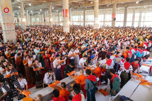 ภาพ No.143769:พิธีถวายผ้าไตร, สวดธรรมจักร, ปฏิบัติธรรม และฟังแสดงพระธรรมเทศนา ภาษาเมียนมา โดยมีสาธุชนชาวเมียนมากว่า 4,000 คน เข้าร่วมพิธี ณ มหารัตนวิหารคด วัดพระธรรมกาย วันอาทิตย์ที่ 7 กรกฎาคม พ.ศ. 2567