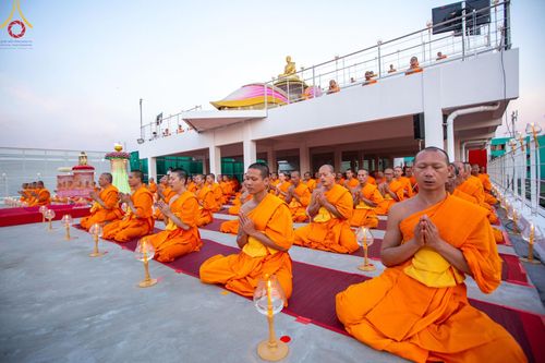 ภาพ No.201663:พิธีจุดประทีปถวายเป็นพุทธบูชา และบูชาธรรมมหาปูชนียาจารย์ ณ อาคารธรรมยาตรา กตัญญูบูชามหาปูชนียาจารย์ ตรงข้ามวัดปากน้ำภาษีเจริญ จ.กรุงเทพมหานคร ในโครงการธรรมยาตรา กตัญญูบูชา มหาปูชนียาจารย์ พระมงคลเทพมุนี(สด จนฺทสโร) พระผู้ปราบมาร อนุสรณ์สถาน 7 แห่ง