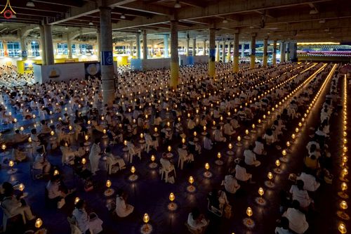 ภาพ No.224055:วันวิสาขบูชา วันอาทิตย์ที่ 11 พฤษภาคม พ.ศ. 2568 พิธีจุดวิสาขประทีป ,  พิธีเวียนประทักษิณรอบพระมหาธรรมกายเจดีย์ , พิธีฉลองชัยสวดมนต์บทธัมมจักกัปปวัตตนสูตร ครบ 7,357,000,000 จบ ณ มหารัตนวิหารคด วัดพระธรรมกาย