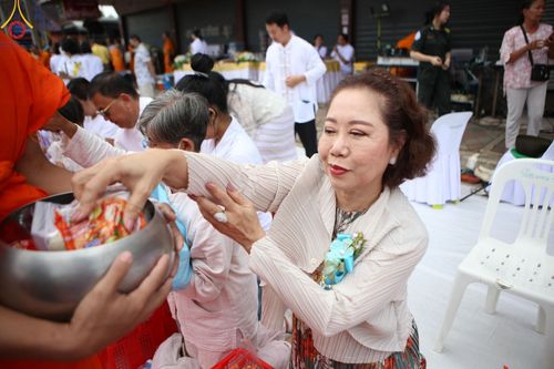 ภาพ No.146334:ตักบาตรพระ 1,384 รูป ทำบุญเมืองฝางครบรอบ 1,383 ปี ถวายเป็นพระราชกุศลแด่พระบาทสมเด็จพระเจ้าอยู่หัว เนื่องในโอกาสพระราชพิธีมหามงคล เฉลิมพระชนมพรรษา 6 รอบ 72 พรรษา วันเสาร์ที่ 27 กรกฎาคม พ.ศ.2567  ณ ถนนหน้าที่ว่าการอำเภอฝาง จ.เชียงใหม่