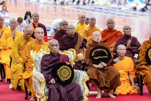 ภาพ No.60410:การต้อนรับพระสังฆาธิการ 10,000 กว่าวัดทั่วประเทศ พิธีมอบปัจจัยช่วยเหลือครู 4 จังหวัดชายแดนภาคใต้ พิธีปฏิบัติธรรม ในวันคุ้มครองโลก วันจันทร์ที่ 22 เมษายน พ.ศ.2567 ณ วัดพระธรรมกาย จ.ปทุมธานี