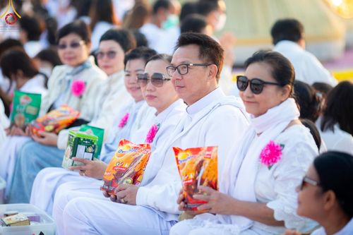 ภาพ No.201120:พิธีตักบาตรพระธรรมยาตรา ณ อนุสรณ์สถานลำดับที่ 5 สถานที่เผยแผ่วิชชาธรรมกายครั้งแรก อนุสรณ์สถานบางปลา วัดบางปลา อำเภอบางเลน จังหวัดนครปฐม ในโครงการธรรมยาตรา กตัญญูบูชา มหาปูชนียาจารย์ พระมงคลเทพมุนี(สด จนฺทสโร) พระผู้ปราบมาร อนุสรณ์สถาน 7 แห่ง ปีที่ 13