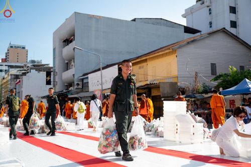ภาพ No.151724:V.55 ทีมใหญ่ที่หาดใหญ่ เจ้าหน้าที่ทุกสถานะ หลายสัญชาติ ร่วมกันจัดงานตักบาตรที่หาดใหญ่ วันที่ 10-11 สิงหาคม พ.ศ. 2567