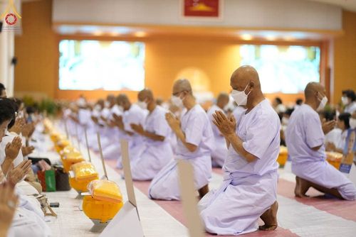 ภาพ No.101515:พิธีเวียนประทักษิณ, พิธีวันทาเจดีย์, พิธีขอขมาและมอบผ้าไตร ในโครงการอุปสมบทหมู่ รุ่นบูชาธรรมมหาปูชนียาจารย์ ณ วัดพระธรรมกาย ในวันที่ 9 ธันวาคม พ.ศ. 2566