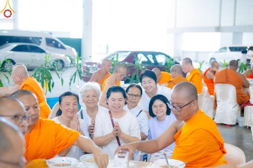 ภาพ No.146183:วันมหารำลึก ครั้งที่ 34 พิธีร่วมรำลึกถึงนักสร้างบารมีที่ล่วงลับไปแล้ว , พิธีสวดพระพุทธมนต์ ณ ห้องแก้วสารพัดนึก 1 วัดพระธรรมกาย วันเสาร์ที่ 27 กรกฎาคม พ.ศ. 2567