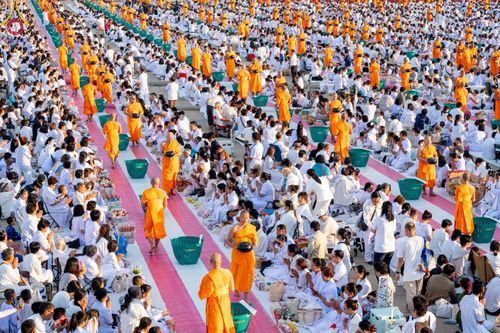 ภาพ No.187828:พิธีตักบาตรฉลองพระใหม่ ต้อนรับพุทธศักราช 2568 ณ ลานธรรมพระมหาธรรมกายเจดีย์ วัดพระธรรมกาย จ.ปทุมธานี วันที่ 1 มกราคม พ.ศ. 2568