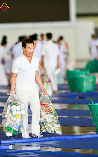 ภาพ No.139158:พิธีตักบาตร , พิธีบูชาข้าวพระ ณ ห้องแก้วสารพัด 1 สภาธรรมกายสากล วัดพระธรรมกาย วันอาทิตย์ต้นเดือนที่ 2 มิถุนายน พ.ศ. 2567