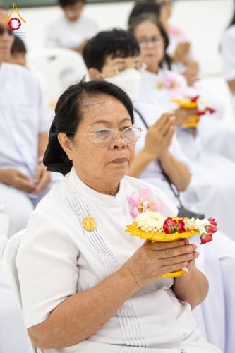 ภาพ No.160894:พิธีเจริญพระพุทธมนต์ และปิดแผ่นทองรูปเหมือน พระเดชพระคุณพระมงคลเทพมุนี (สด จนฺทสโร) พระผู้ปราบมาร จำนวน 3 องค์ วันเสาร์ที่ 5 ตุลาคม พ.ศ. 2567 ณ อาคารปลูกศรัทธา 2 (ชานชลาเดิม) วัดพระธรรมกาย อ.คลองหลวง จ.ปทุมธานี