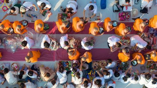 ภาพ No.101912:ตักบาตรพระ 10,000 รูป เติมบุญให้แผ่นดิน เนื่องในโอกาส 192 ปี จังหวัดกาญจนบุรี หนึ่งในโครงการตักบาตรพระ 2,000,000 รูป  77 จังหวัดทุกวัดทั่วไทย วันจันทร์ที่ 11 ธันวาคม พ.ศ. 2566 บริเวณถนนสองแคว (SKY WALK) เมืองกาญจนบุรี