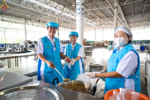 ภาพ No.136657:พิธีตักบาตร พิธีบูชาข้าวพระ ในวันอาทิตย์ต้นเดือนที่ 5 พฤษภาคม พ.ศ. 2567 ณ วัดพระธรรมกาย จ.ปทุมธานี