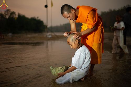 ภาพ No.63368:Photo Story  มหัศจรรย์วัดดงดินแดง Episode 1  พิธีปลงผมนาคธรรมทายาท  ในโครงการบรรพชาอุปสมบทหมู่ ฟื้นฟูพระพุทธศาสนาทั่วไทย วัดดงดินแดง ณ ลำน้ำแม่ตื่น อ.อมก๋อย จ.เชียงใหม่ วันที่ 2 เมษายน พ.ศ. 2567