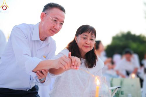 ภาพ No.192852:พิธีจุดประทีปถวายเป็นพุทธบูชา และบูชาธรรมมหาปูชนียาจารย์ ณ อนุสรณ์สถานคลองบางนางแท่น อ.สามพราน จ.นครปฐม ในโครงการธรรมยาตรา กตัญญูบูชา มหาปูชนียาจารย์ พระมงคลเทพมุนี(สด จนฺทสโร) พระผู้ปราบมาร อนุสรณ์สถาน 7 แห่ง ปีที่ 13 วันที่ 10 มกราคม พ.ศ. 2568