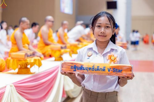 ภาพ No.246010:วันเสาร์ที่ 13 กันยายน พ.ศ. 2568 พิธีมอบผ้าไตรประธานกฐินสัมฤทธิ์เด็กดี V-Star ณ สภาธรรมกายสากล วัดพระธรรมกาย