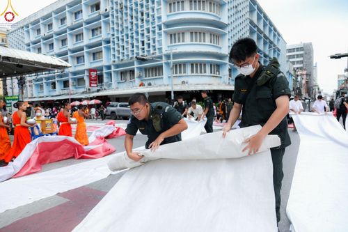 ภาพ No.85991:ตักบาตรพระนานาชาติ 10,000 รูป ใจกลางนครหาดใหญ่ จ.สงขลา วันอาทิตย์ที่ 20 สิงหาคม พ.ศ. 2566