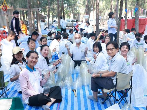 ภาพ No.198815:V.50 สารพัดV สารพัดดี ที่ธรรมยาตรา ในโครงการธรรมยาตรา กตัญญูบูชา มหาปูชนียาจารย์ พระมงคลเทพมุนี(สด จนฺทสโร) พระผู้ปราบมาร อนุสรณ์สถาน 7 แห่ง ปีที่ 13 ระหว่างวันที่ 2-31 มกราคม พ.ศ. 2568