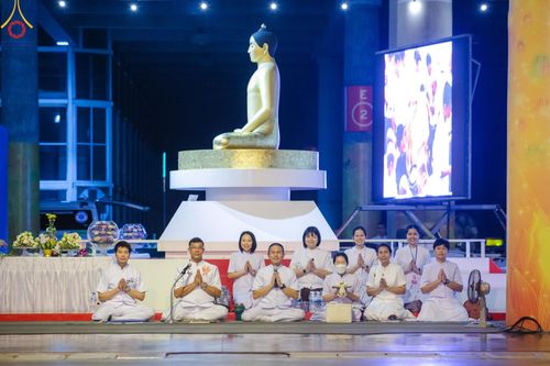 ภาพ No.154905:พิธีจุดประทีป, พิธีฉลองชัยสวดมนต์บทธัมมจักกัปปวัตนสูตร ณ มหารัตนวิหารคด วัดพระธรรมกาย วันอังคารที่ 17 กันยายน พ.ศ. 2567